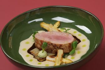 Kalbsrücken mit karamellisiertem Spargel, Kondensmilchsud und Bärlauchmulsion