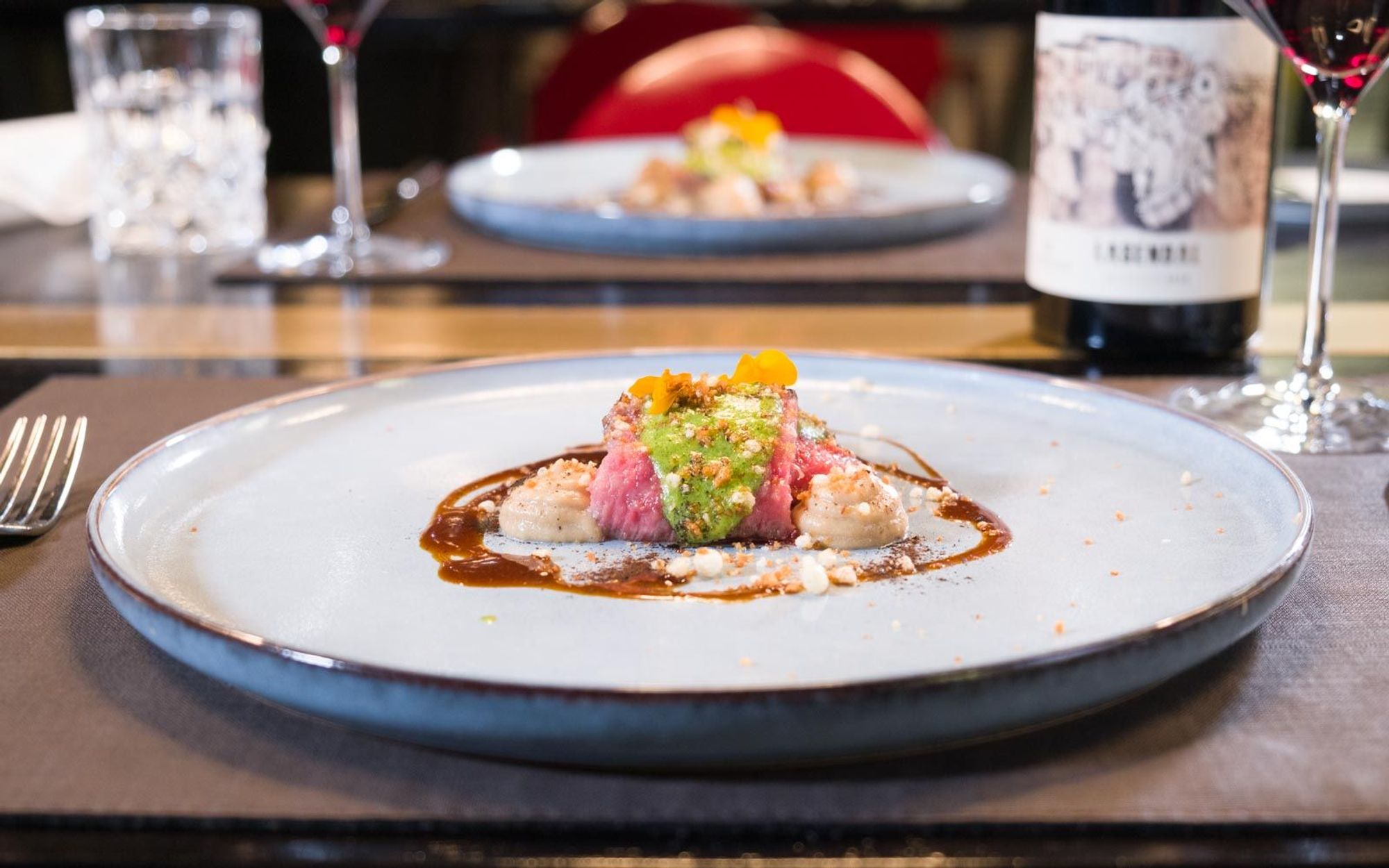 Wagyu Beef mit Zwiebelcreme, Kimchi und Wasabi-Espuma | 7Hauben