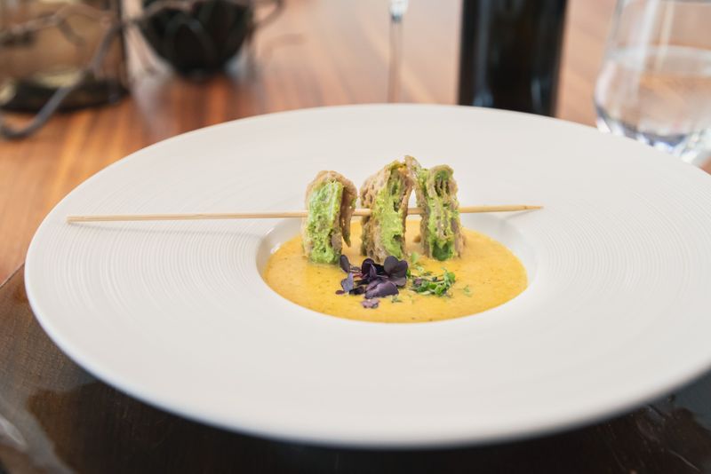 Orangen-Linsensuppe mit Buchweizen-Spinat-Röllchen