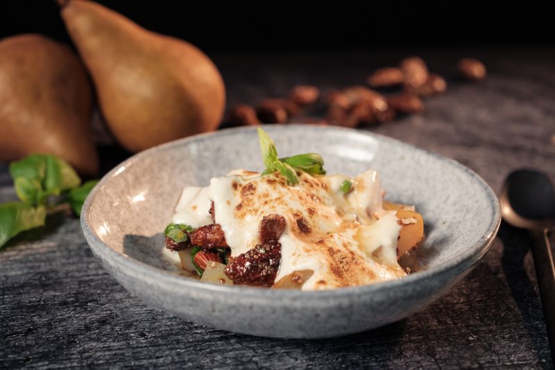 Birnenchutney mit gebrannten Mandeln, Mascarpone und Basilikum