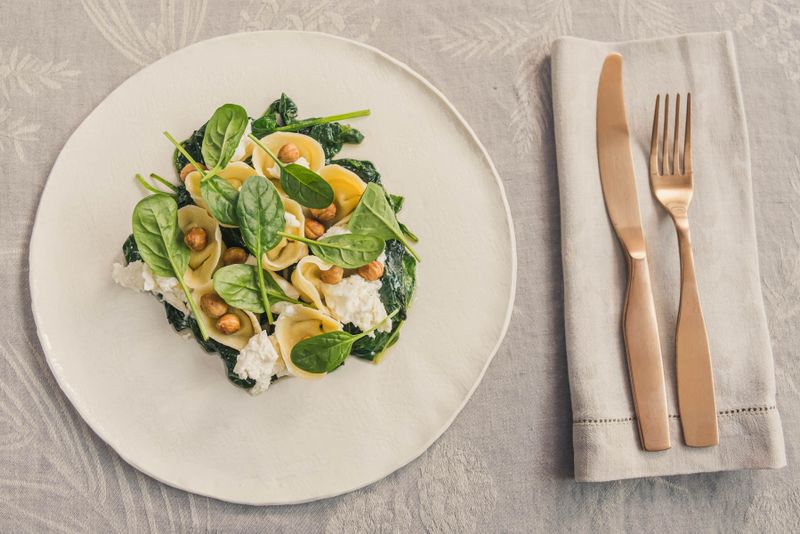 Pastinaken-Zitrustascherl mit Haselnüssen, Spinat und Burrata