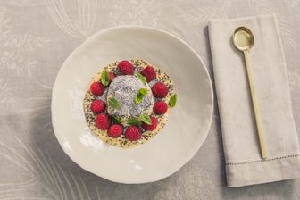 Geeister Germknödel mit Vanillesauce, Himbeeren und Mohn