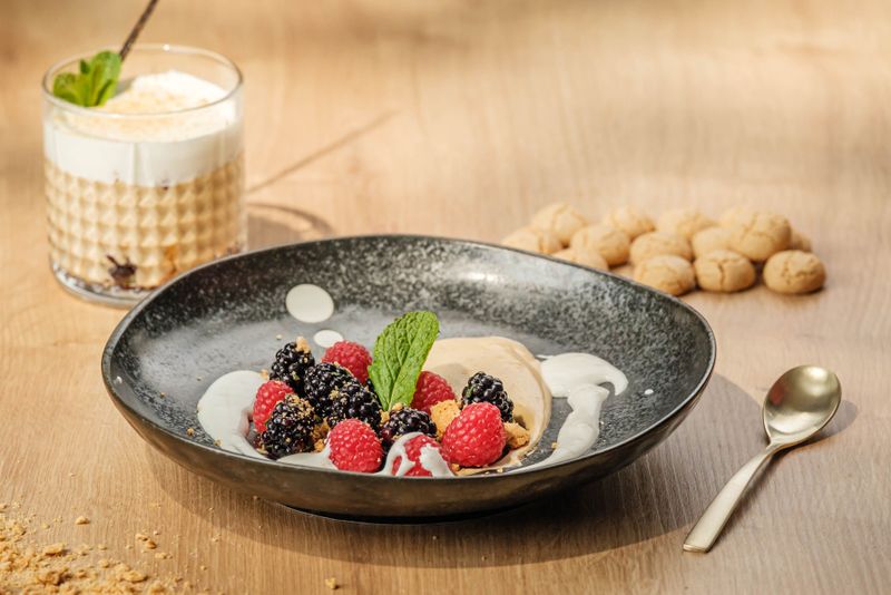 Mokkaschaum auf Beeren