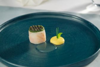 Konfierter Kabeljau mit Kräuterkruste und Tomatensud