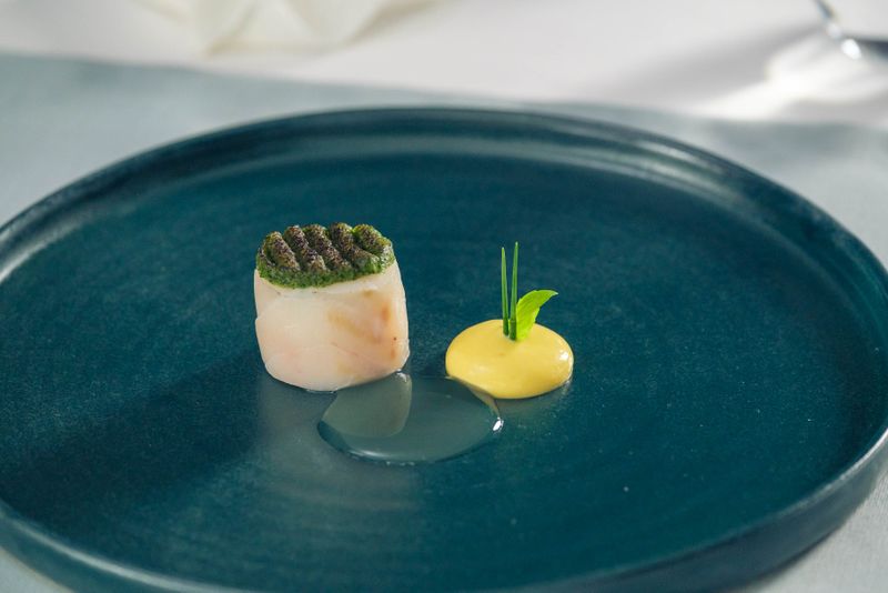 Konfierter Kabeljau mit Kräuterkruste und Tomatensud