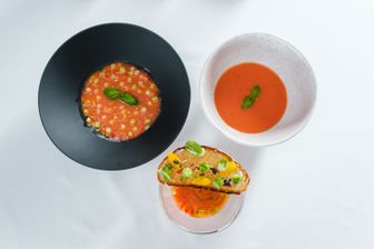 Gazpacho anrichten