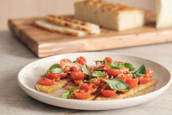 Geröstete Focaccia mit getrockneten Tomaten