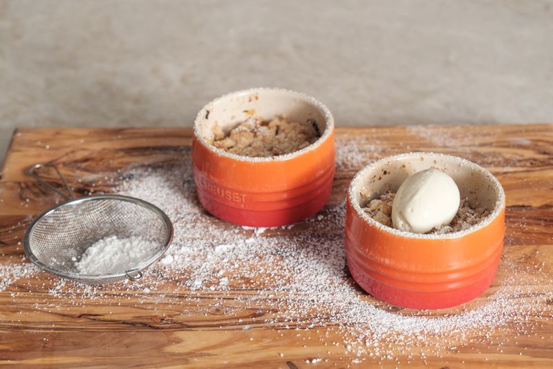 Apple Crumble mit Tonkabohneneis