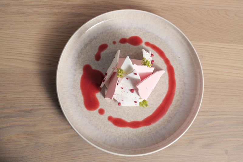 Pavlova mit Frischkäsecreme und Waldbeeren