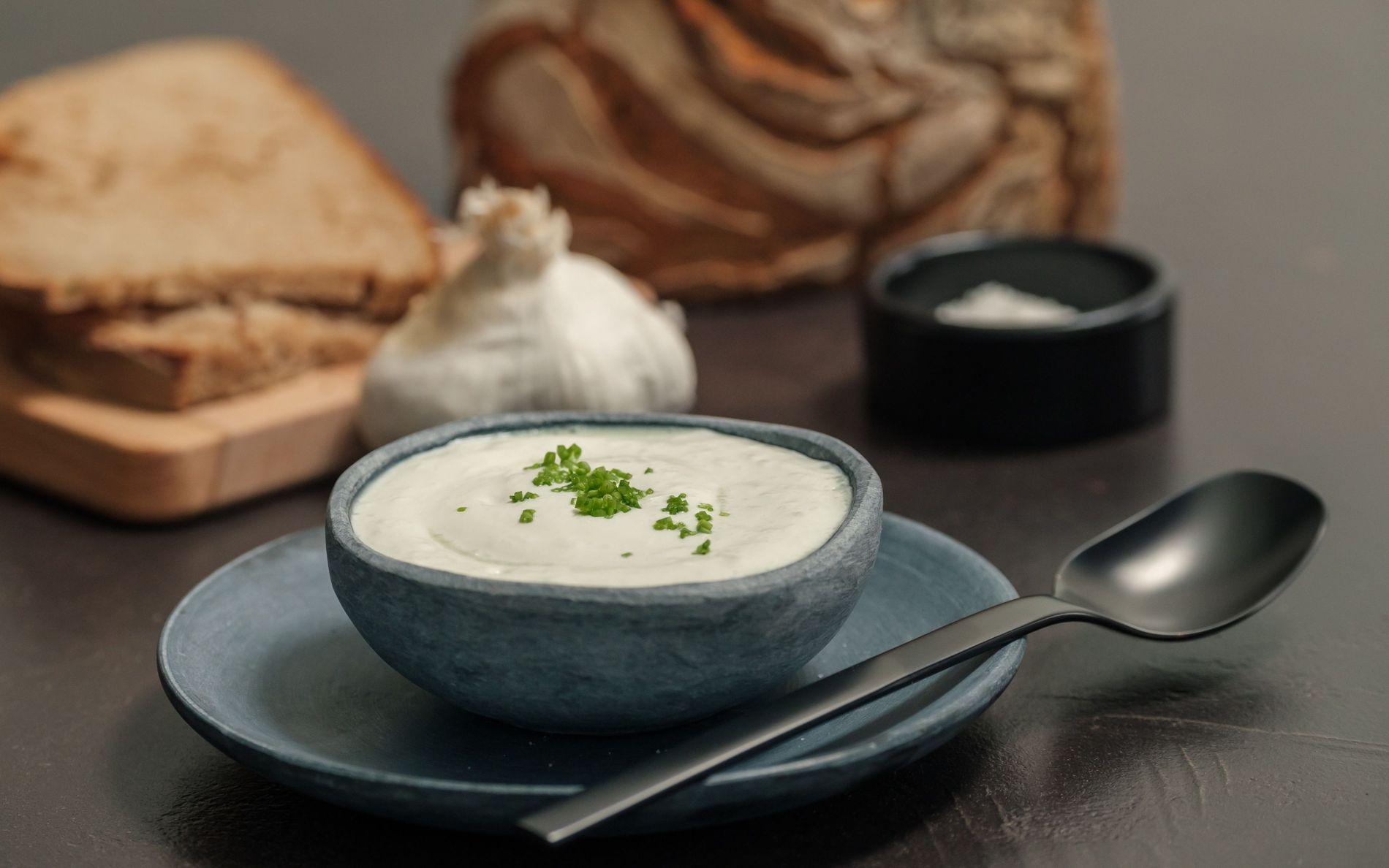 Geeiste Gurkensuppe mit Gurken-Tatar und Sauerrahm-Espuma | Rezept von ...