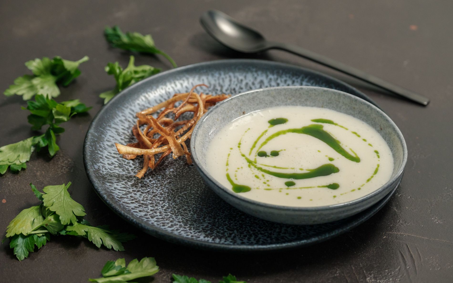 Geschäumte Petersilienwurzelsuppe mit Petersilienöl | Rezept von Hannes ...