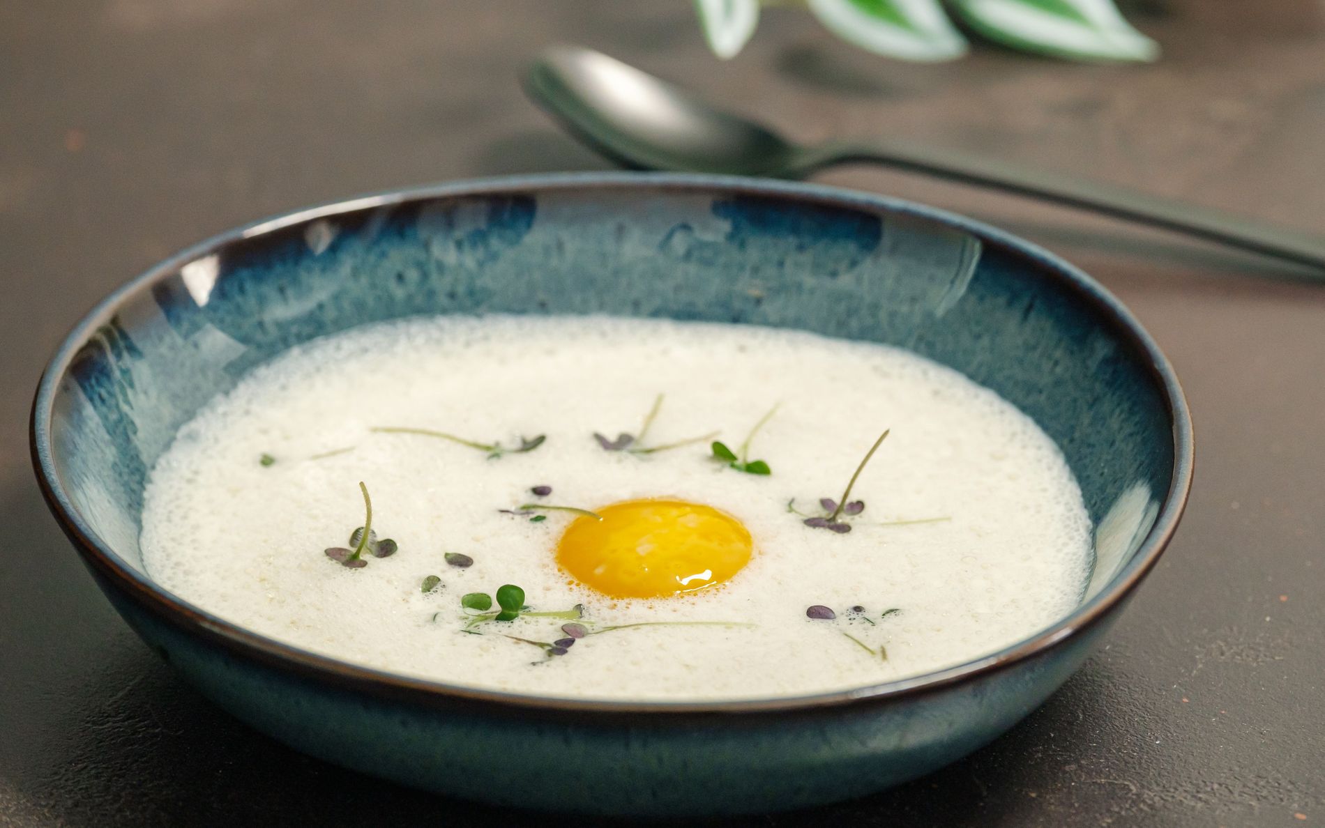 Schaumsuppe vom Frühkraut mit konfiertem Eigelb | Rezept von Hannes Müller