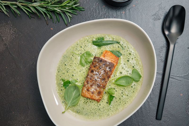 Schaumsuppe von Wild- und Gartenkräutern mit Seeforellenfilet