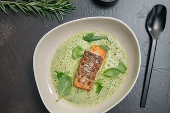 Schaumsuppe von Wild- und Gartenkräutern mit Seeforellenfilet
