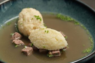 Kräftige Rindsuppe mit Butternockerl und Grießnockerl