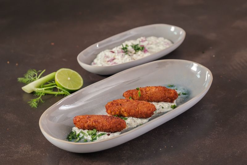 Linsenfalafel mit Gurken-Fenchel-Raita