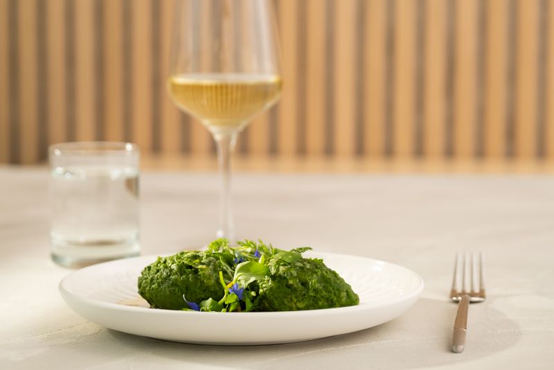 Wildkräuternockerl mit brauner Butter und Bergkäse