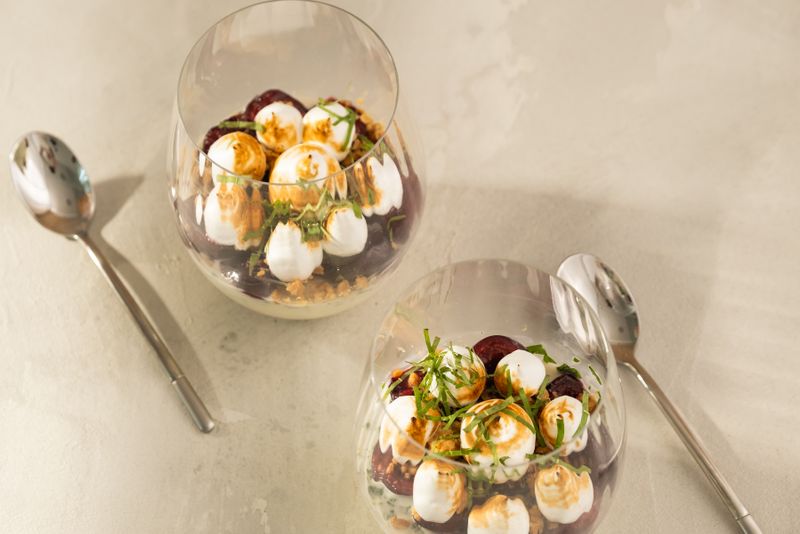 Zitronenverbene-Panna-Cotta mit Kirschen, Hafercrumble und Baiser