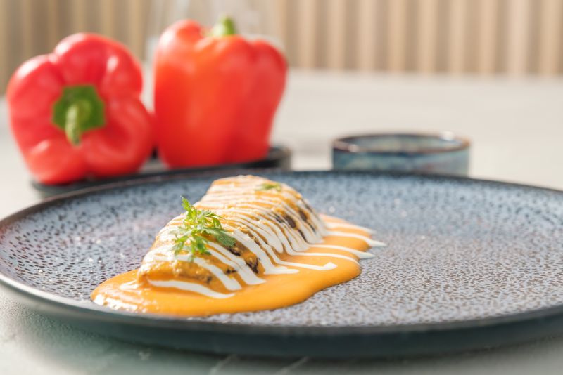 Kokos-Aubergine mit Paprika-Coulis und Sesamjoghurt