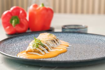 Kokos-Aubergine mit Paprika-Coulis und Sesamjoghurt