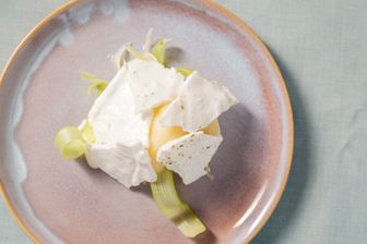 Rhabarber-Fenchel-Salat mit Limettensorbet und Baiser