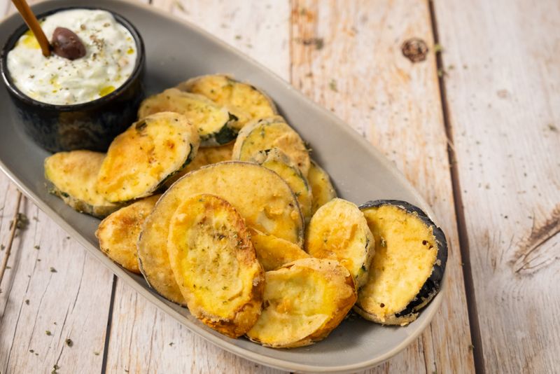 Melitzanes & Kolokithakia (Auberginen- und Zucchini-Chips)