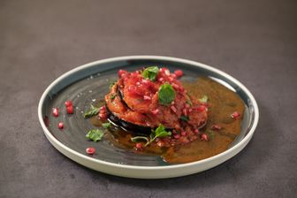 Harissa-Aubergine mit gegrillter Fleischtomate