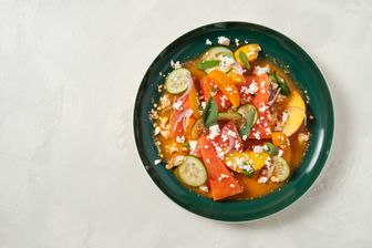 Wassermelonensalat mit Pfirsich, Aprikosen, Gurke und Feta
