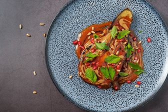 Auberginen mit Granatapfelmelasse und Tahina aus Sonnenblumenkernen