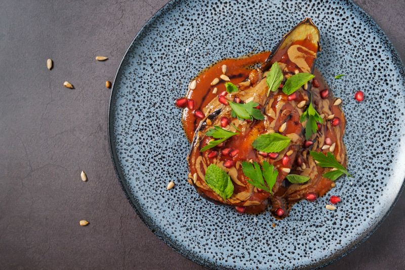 Auberginen mit Granatapfelmelasse und Tahina aus Sonnenblumenkernen