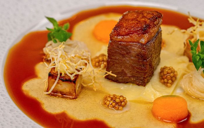 Alpine Küche mit asiatischen Einflüssen mit Sterneköche Tristan Brandt & Niklas Oberhofer