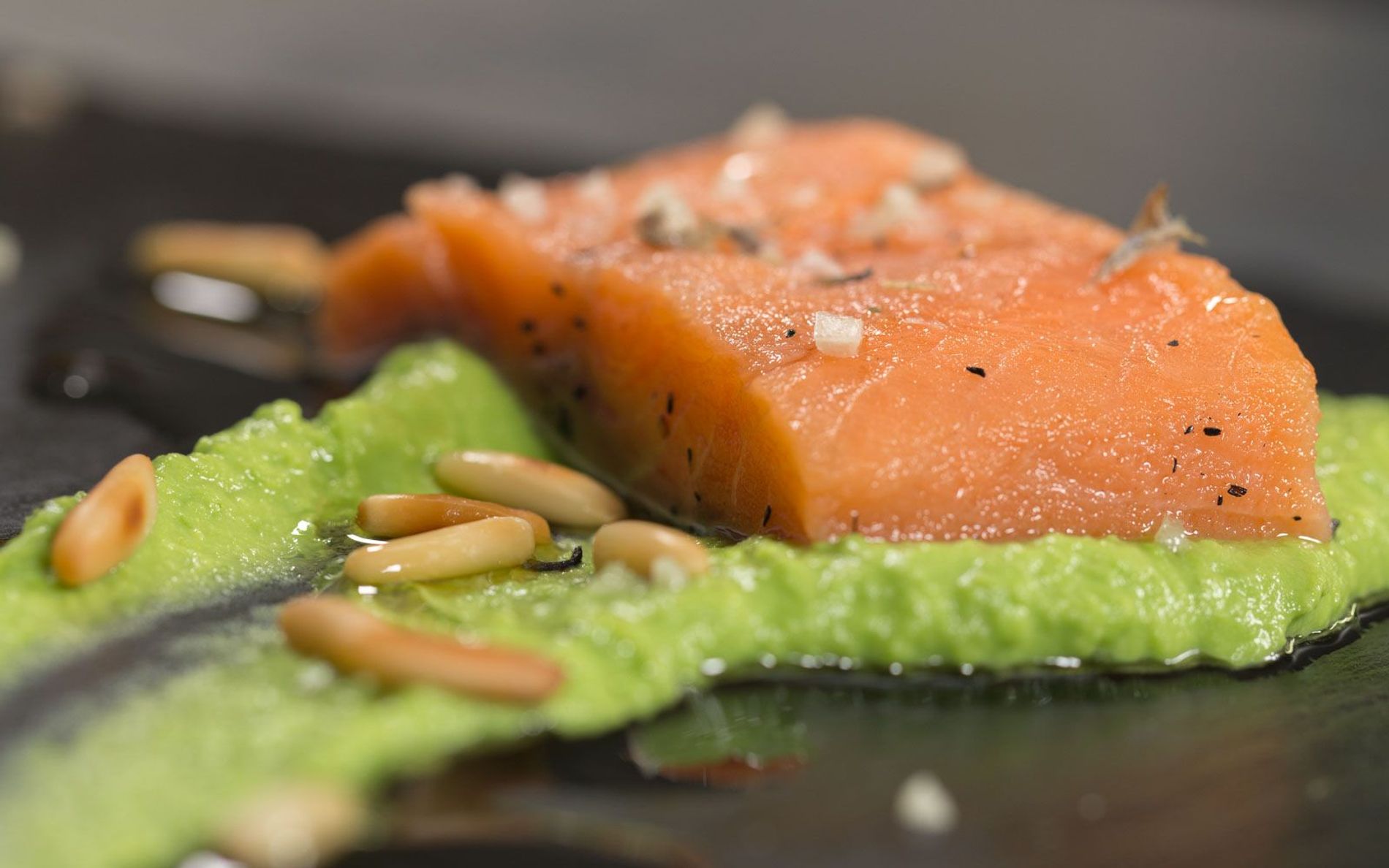 Wildlachs mit Erbsenpüree und Pinienkernen | Rezept von 7Hauben