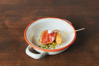 Pincho mit Artischocke, Spargel und Jamon